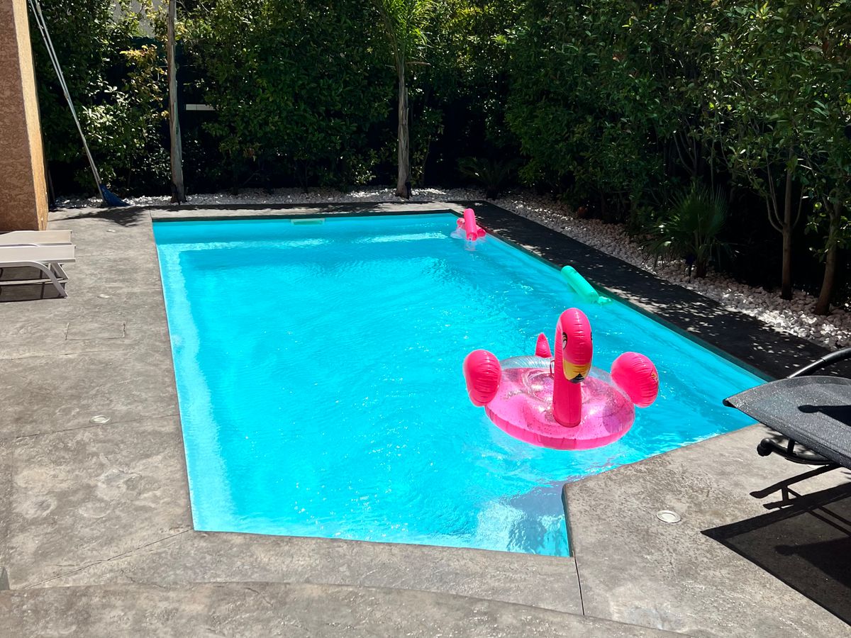 Photo de villa avec piscine et jacuzzi proche de la mer