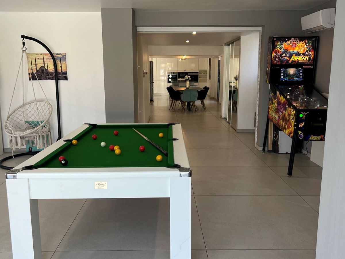 Photo de Villa 10/12 pers piscine et salle de jeux proche des plages
