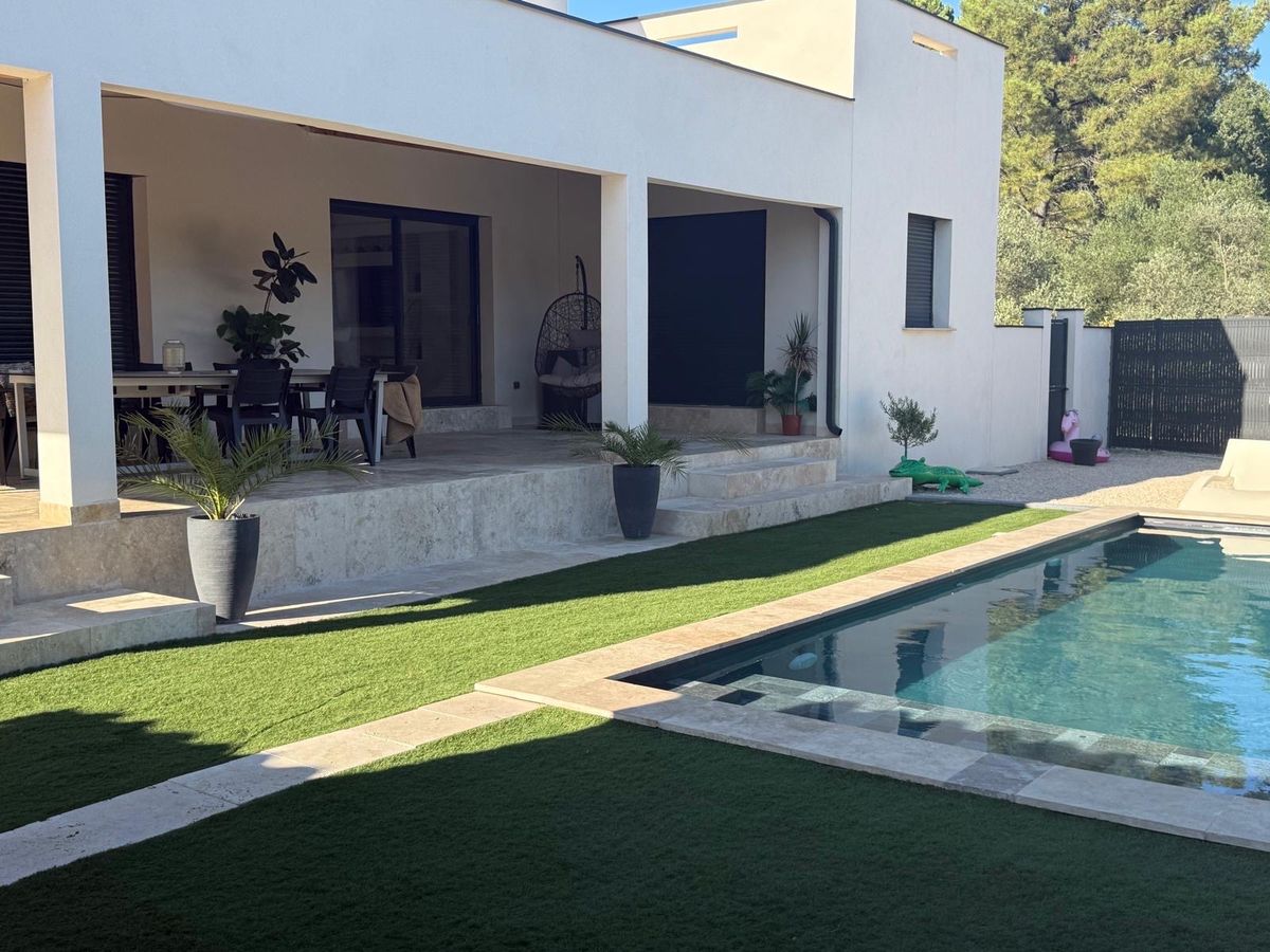 Photo de maison avec piscine privée 