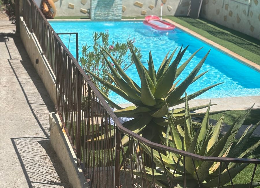 Photo 1 de  T1 bas de maison avec piscine 