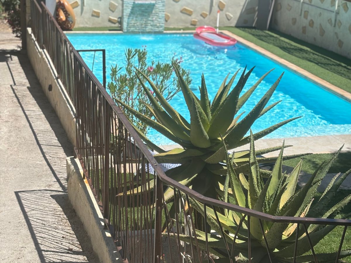 Photo de  T1 bas de maison avec piscine 