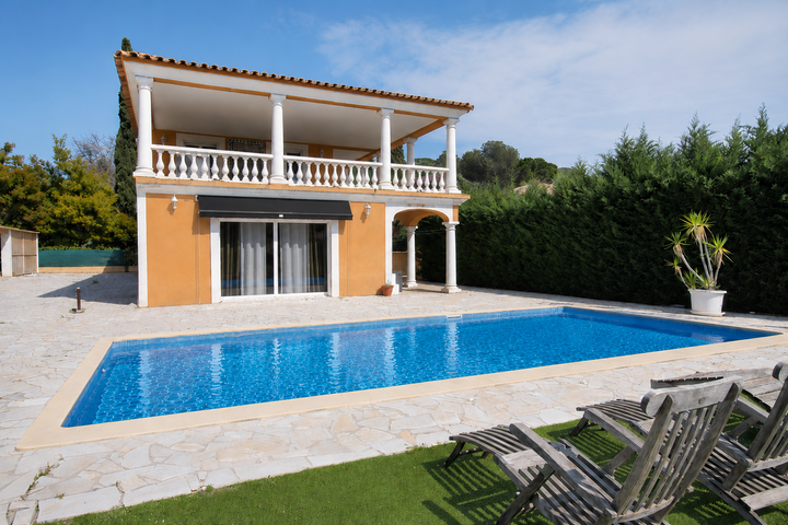 VILLA 10 COUCHAGES AVEC PISCINE A FREJUS