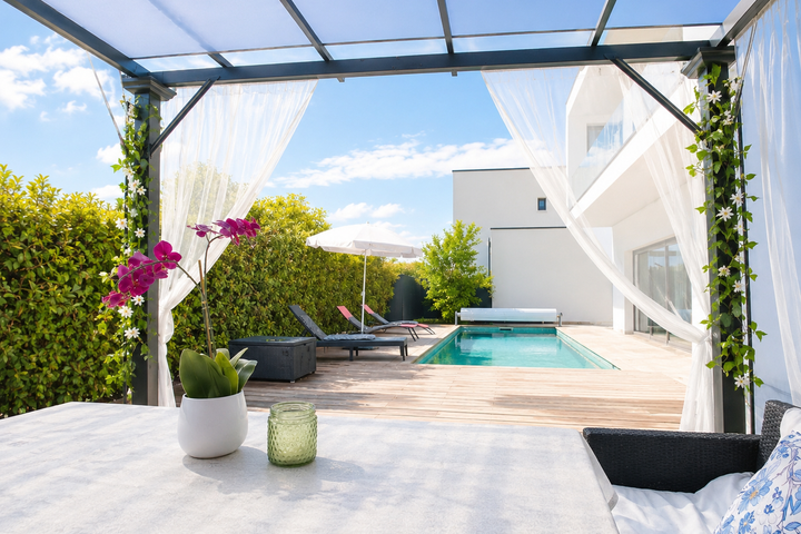 Villa avec piscine sans vis à vis  – Détente et soleil à 15 min de la mer
