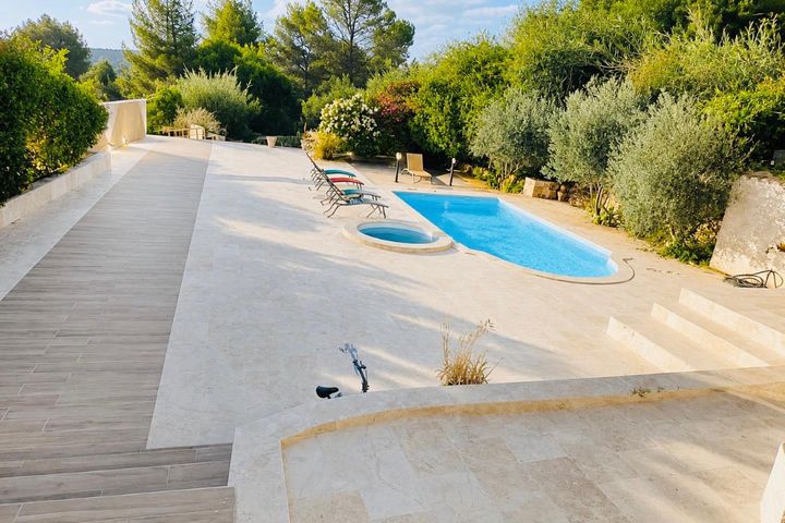 Villa familiale avec piscine privée, climatisation et grand jardin de 1 500 m² – Jusqu’à 8 personnes