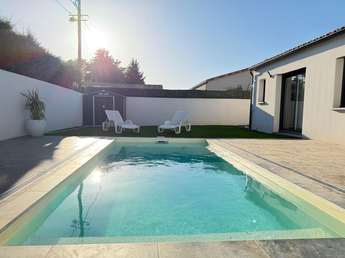 Photo de villa avec piscine sans vis à vis