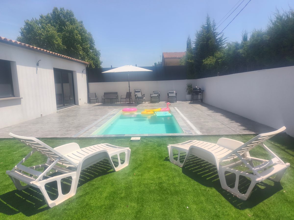 Photo de villa avec piscine sans vis à vis entièrement climatisé