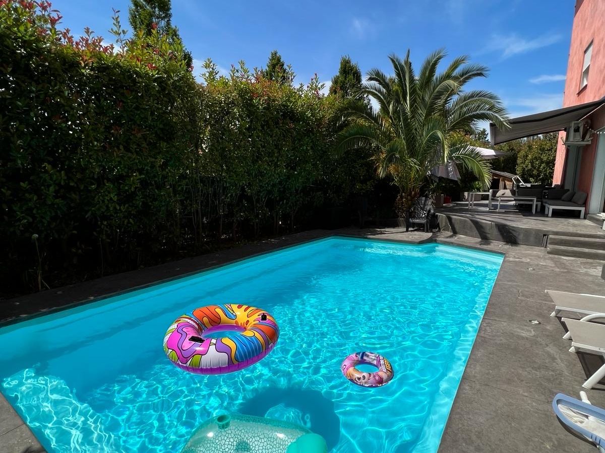 Photo de belle villa avec piscine et jacuzzi proche de la mer