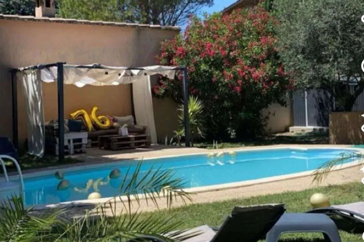 Avignon Villa familiale pour 8 garantie SANS vis à vis 