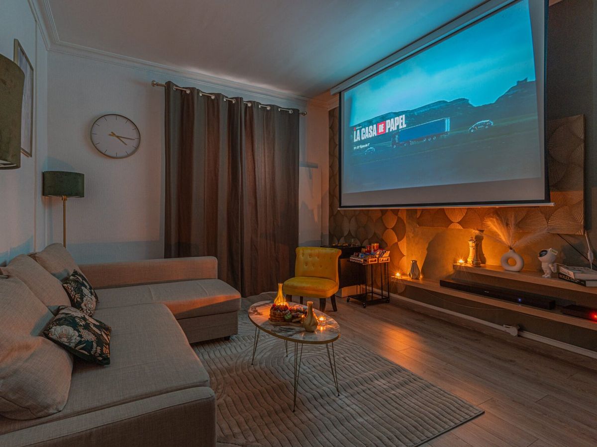 Photo de Luxury Cinephile - Netflix - 2 Balcons - Garage Privé - Minibar