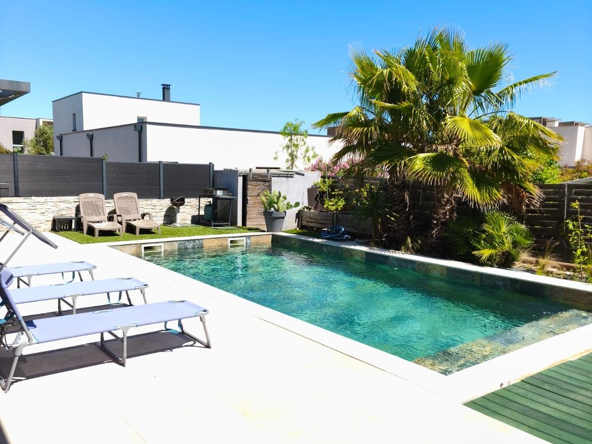 Photo de très belle villa avec piscine