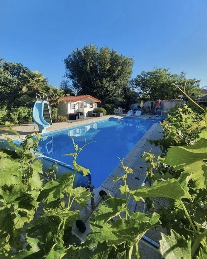 Photo de Location saisonnière classée situé 4 etoiles à 23 km de La Rochelle