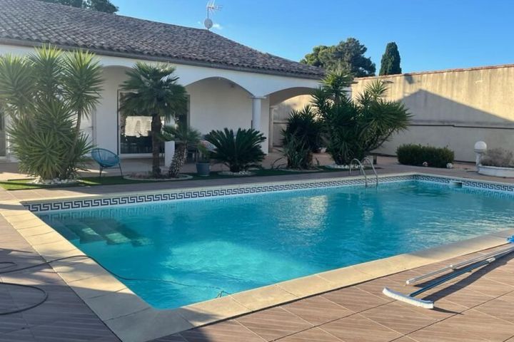 Grande villa piscine proche Nimes et Montpellier