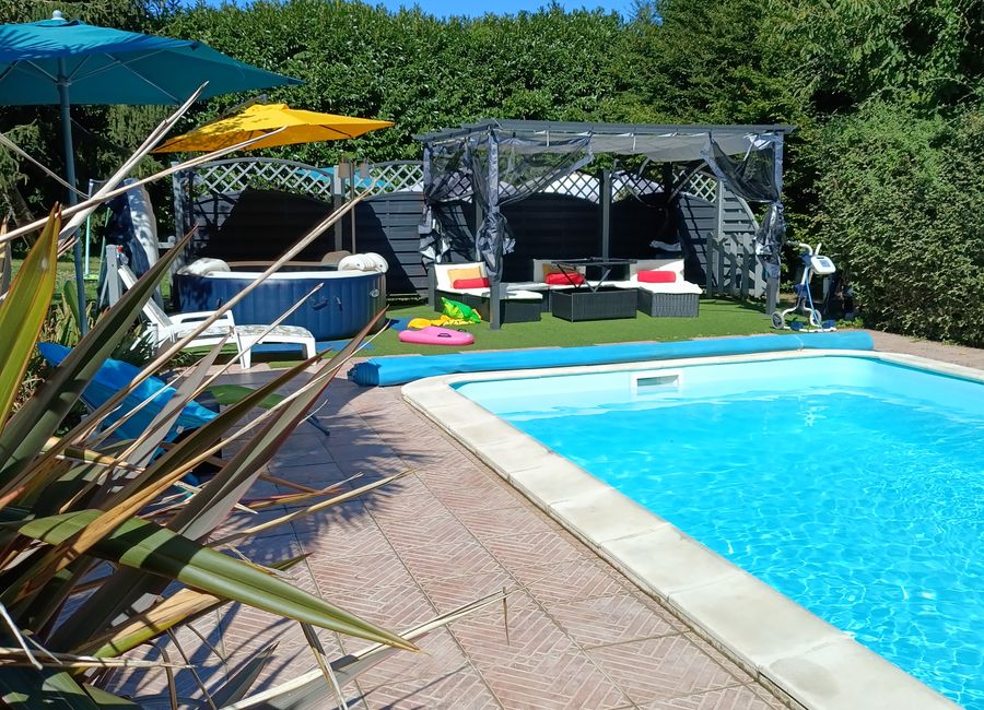 Photo 3 de Casa Family a 15MN de l'aéroport CDG✈️, appartement+piscine, jardin 1100m2 de Jardin sans vis-à-vis.