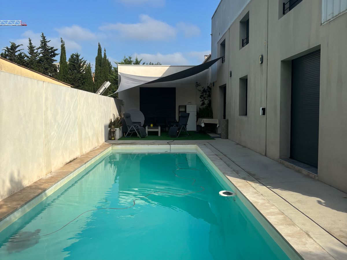 Photo de villa piscine sans vis à vis
