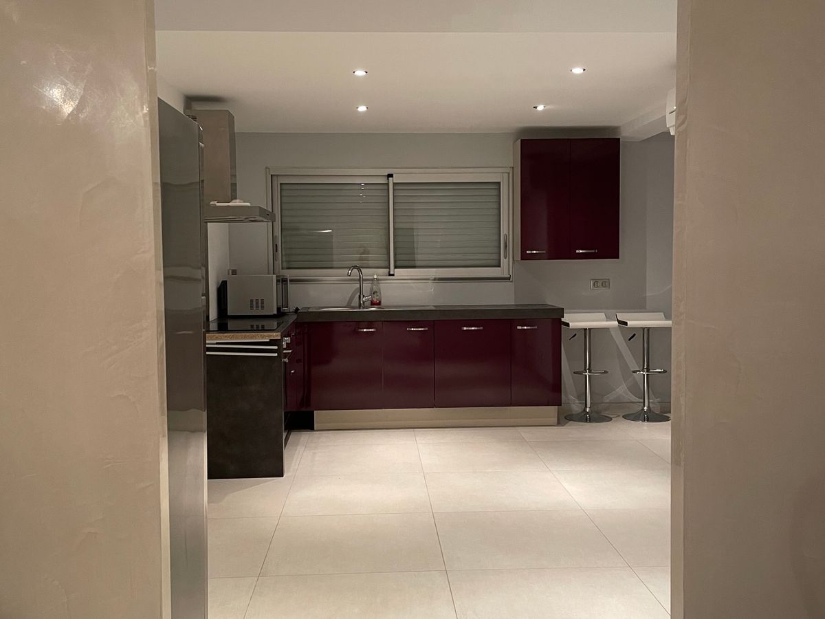 Photo de Villa avec piscine face végétation
