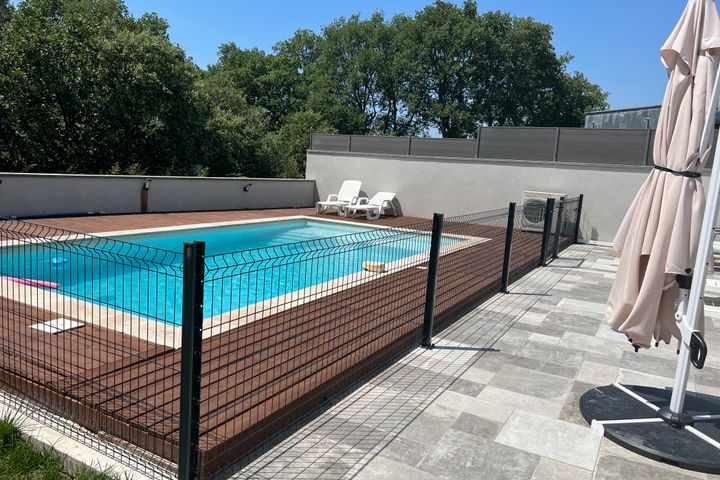 Villa avec piscine face végétation