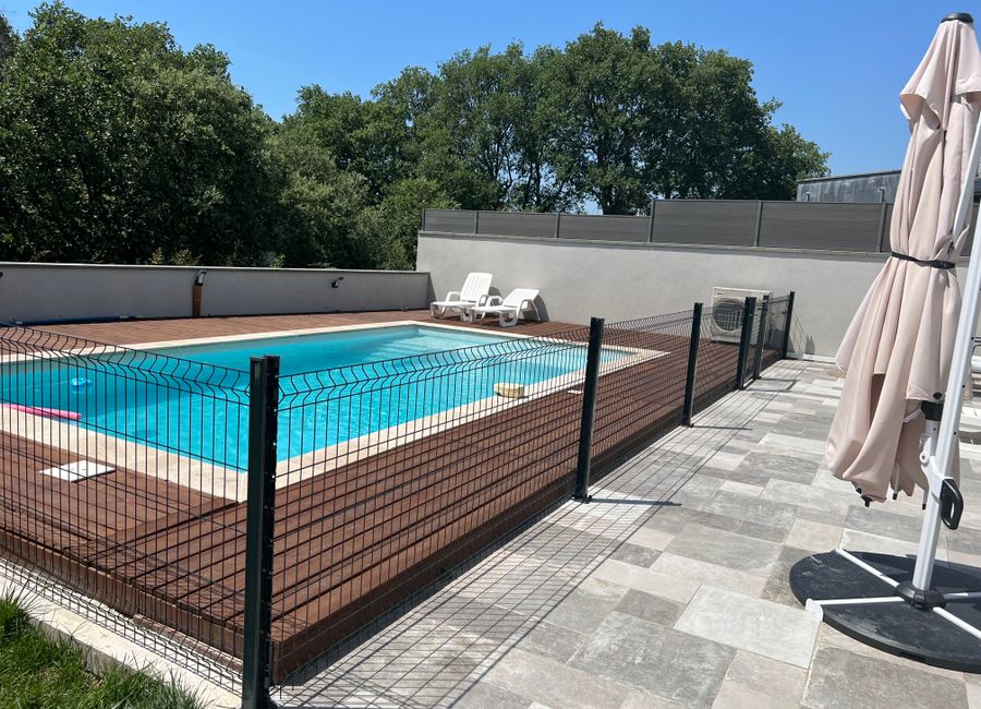 Photo 1 de Villa avec piscine face végétation