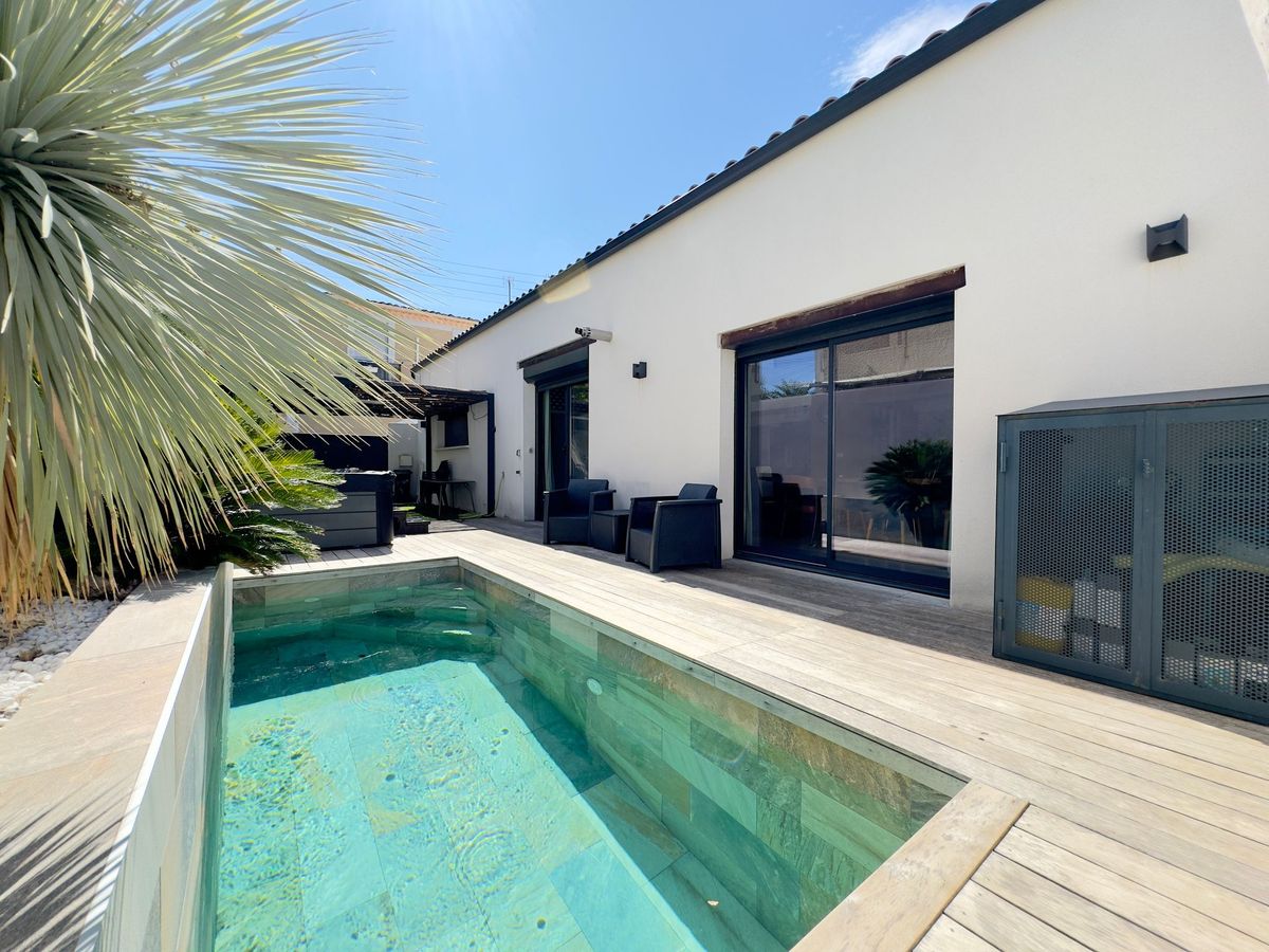 Photo de Piscine jacuzzi ext. billard/ping-pong