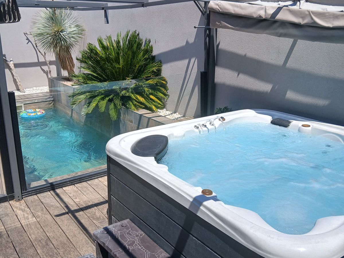 Photo de Piscine jacuzzi ext. billard/ping-pong