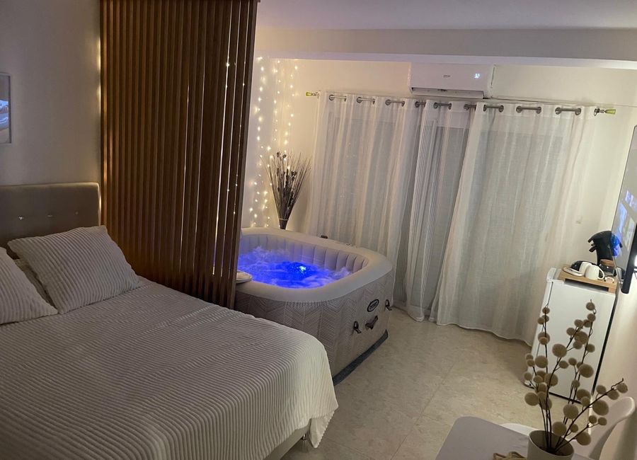 Photo 1 de ✨ Appartement avec Jacuzzi Privatif & Terrasse – Escapade Romantique ✨