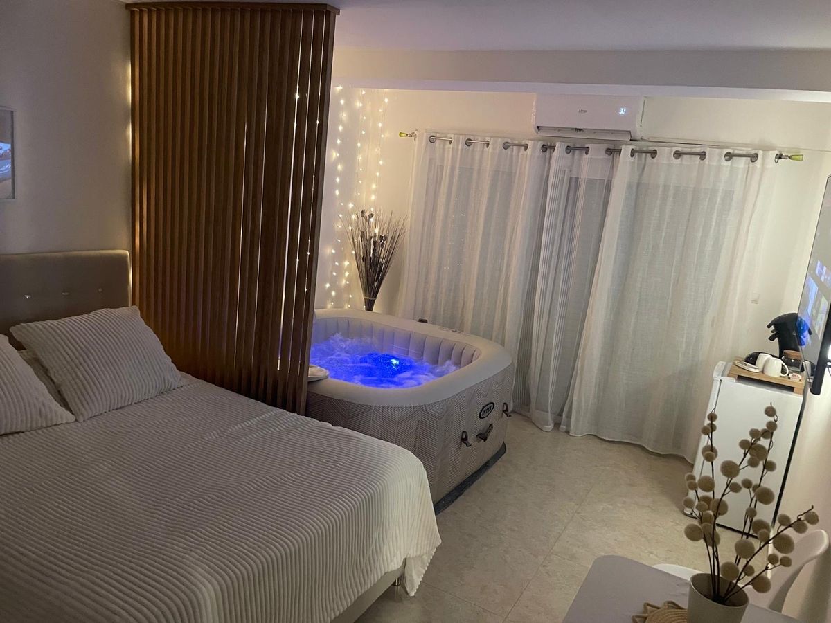 Photo de ✨ Appartement avec Jacuzzi Privatif & Terrasse – Escapade Romantique ✨