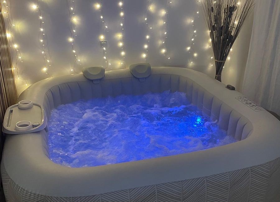 Photo 2 de ✨ Appartement avec Jacuzzi Privatif & Terrasse – Escapade Romantique ✨