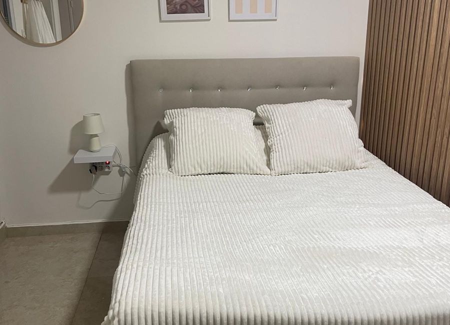 Photo 3 de ✨ Appartement avec Jacuzzi Privatif & Terrasse – Escapade Romantique ✨