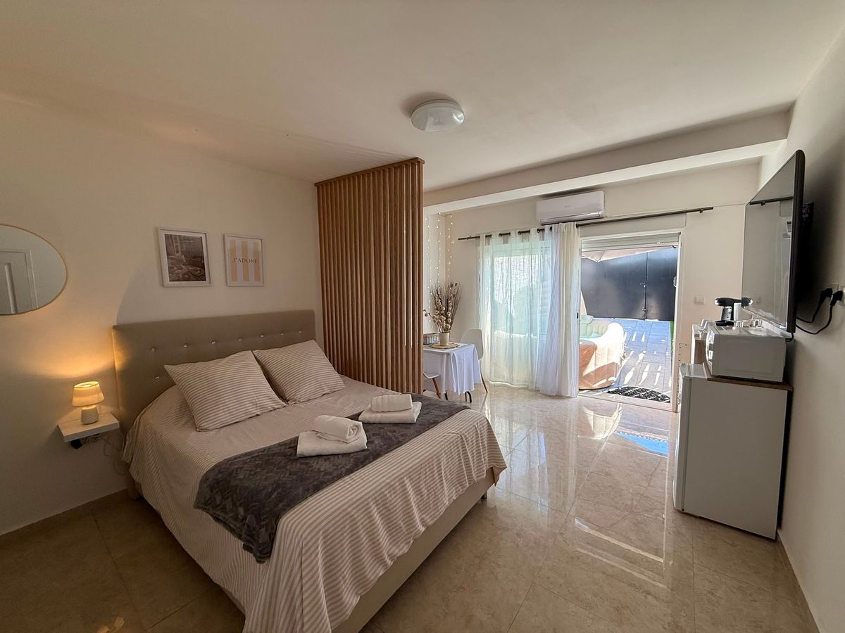 Photo de ✨ Appartement avec Jacuzzi Privatif & Terrasse – Escapade Romantique ✨