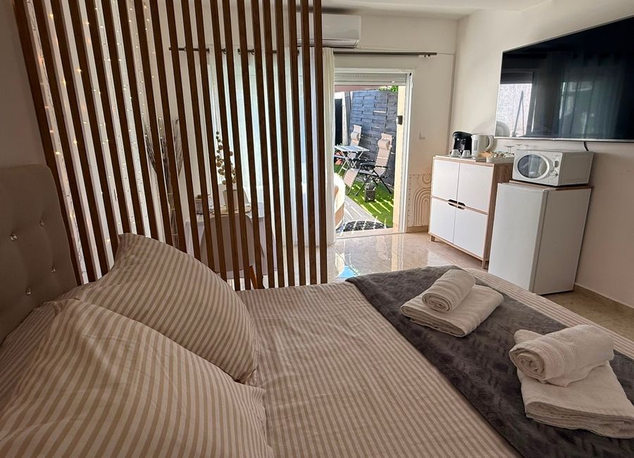Photo 2 de ✨ Appartement avec Jacuzzi Privatif & Terrasse – Escapade Romantique ✨