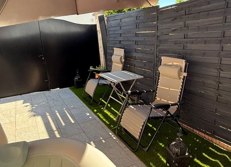 Photo 3 de ✨ Appartement avec Jacuzzi Privatif & Terrasse – Escapade Romantique ✨