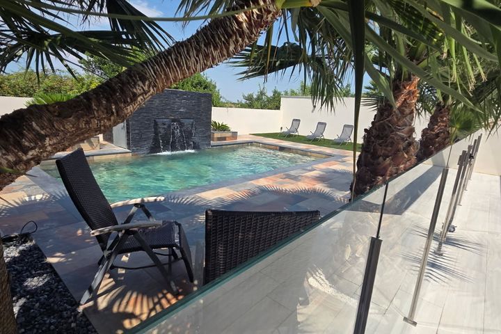 Villa contemporaine avec piscine.