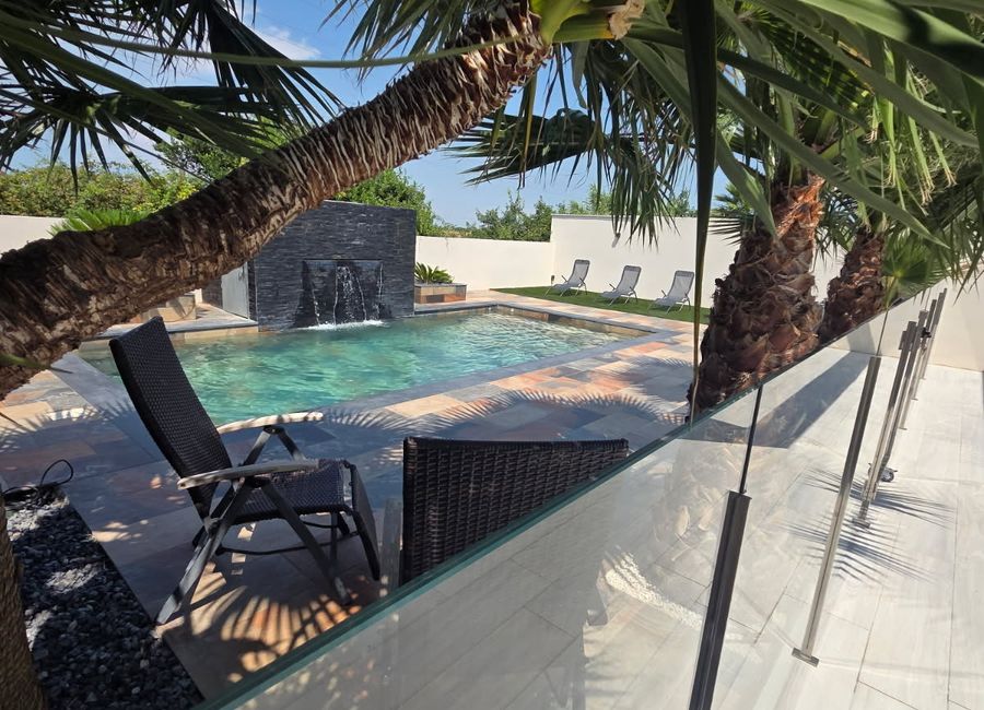 Photo 1 de Villa contemporaine avec piscine.