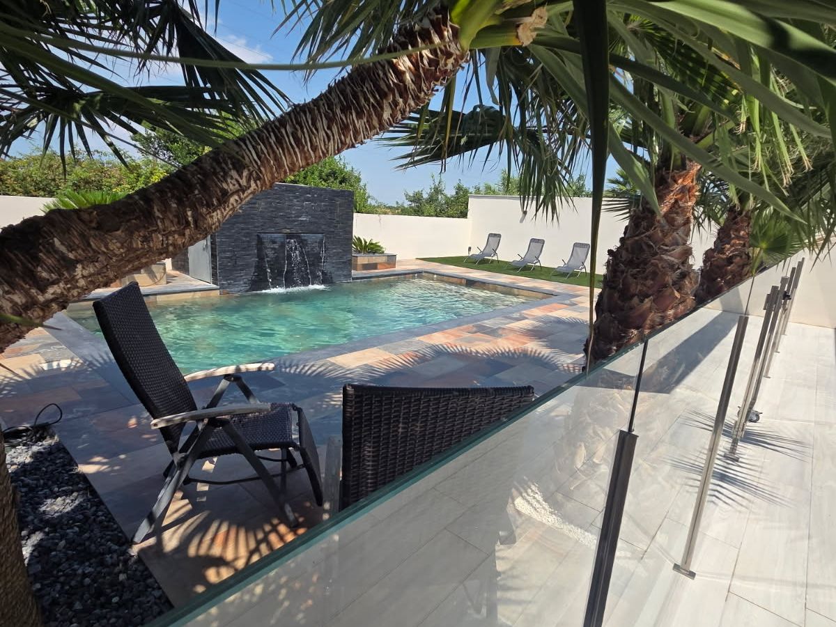 Photo de Villa contemporaine avec piscine.