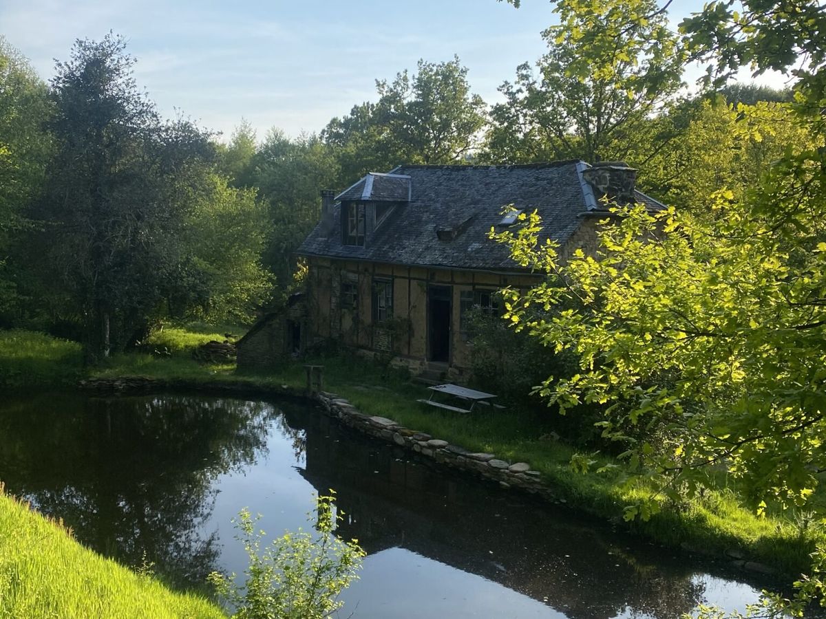 Photo de Maison rustique en pleine campagne avec spa intérieur et piscine hors sol