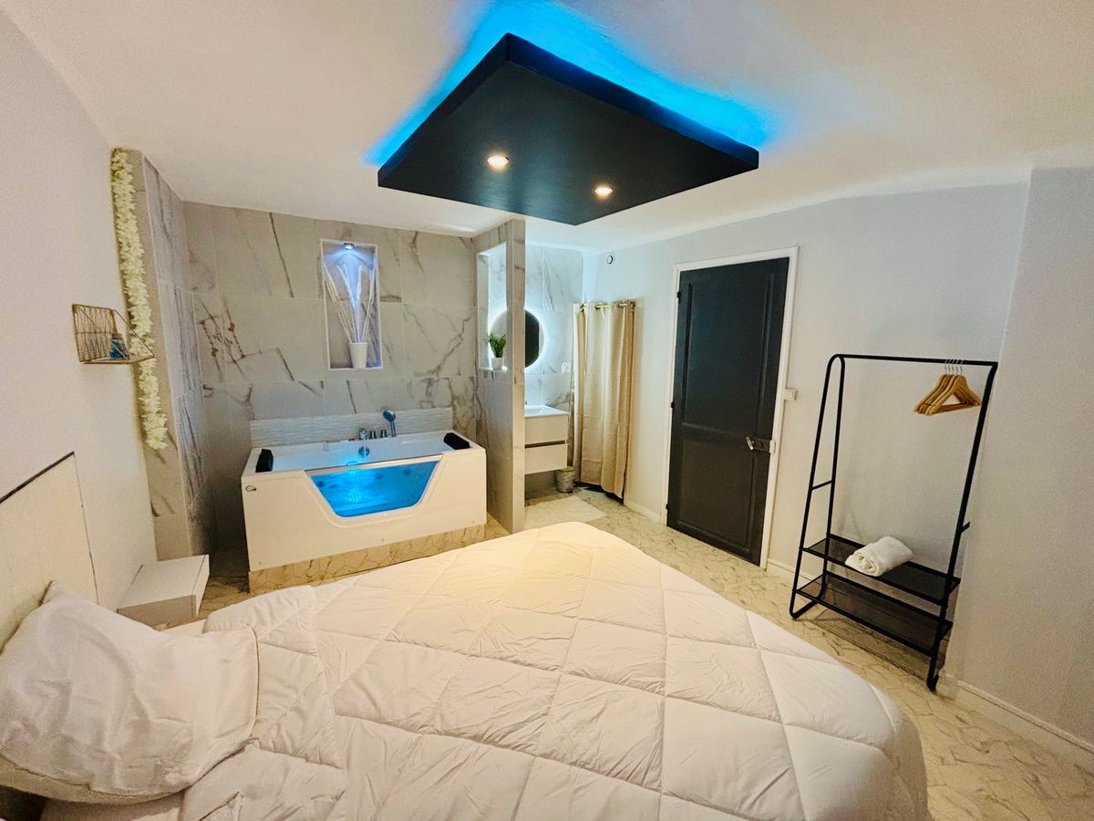 Photo de serini house jacuzzi 