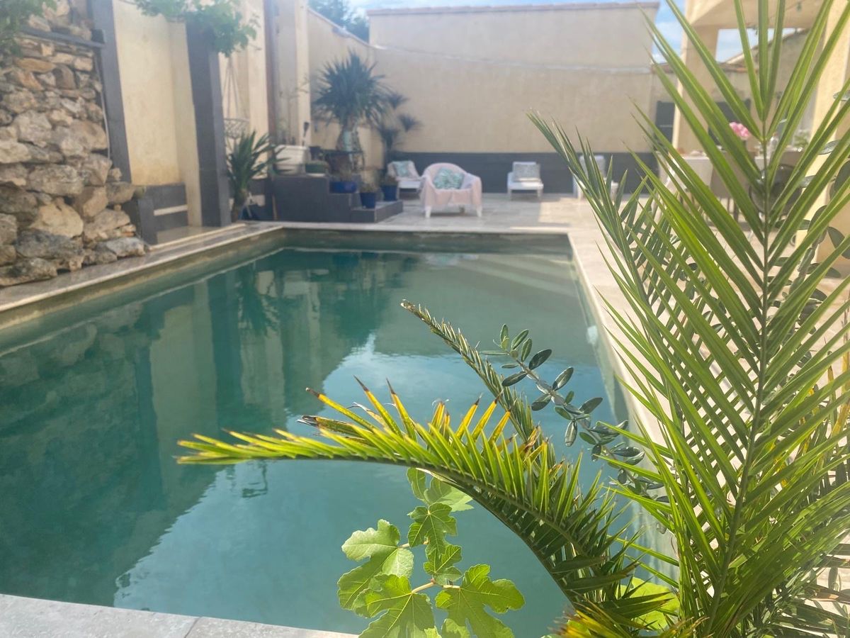 Photo de Maison climatisée avec piscine sans vis à vis