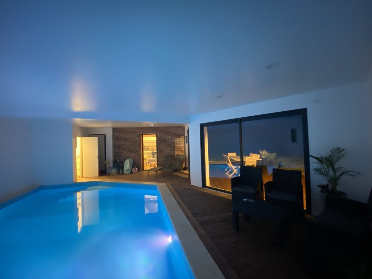 Photo de Piscine intérieure privée sans vis à vis pour 5 personnes