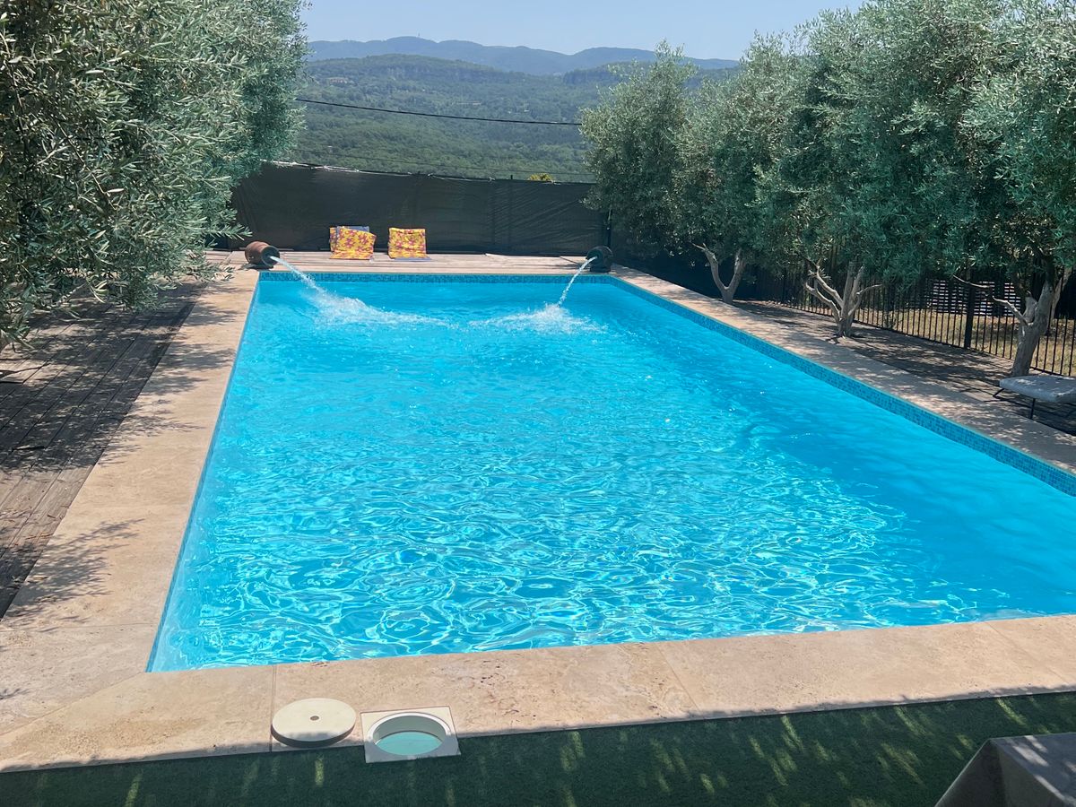Photo de Villa avec piscine privée avec vue
