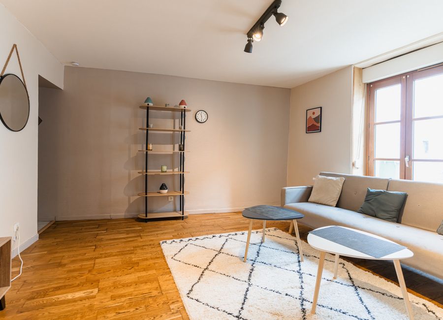 Photo 2 de Appartement 2 Pièces Entièrement Équipé, Lumineux & Chaleureux de 53m²