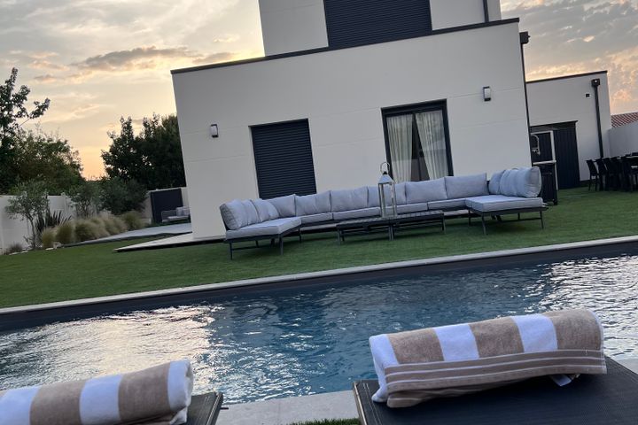 Villa moderne avec Pisicne sans vis à vis