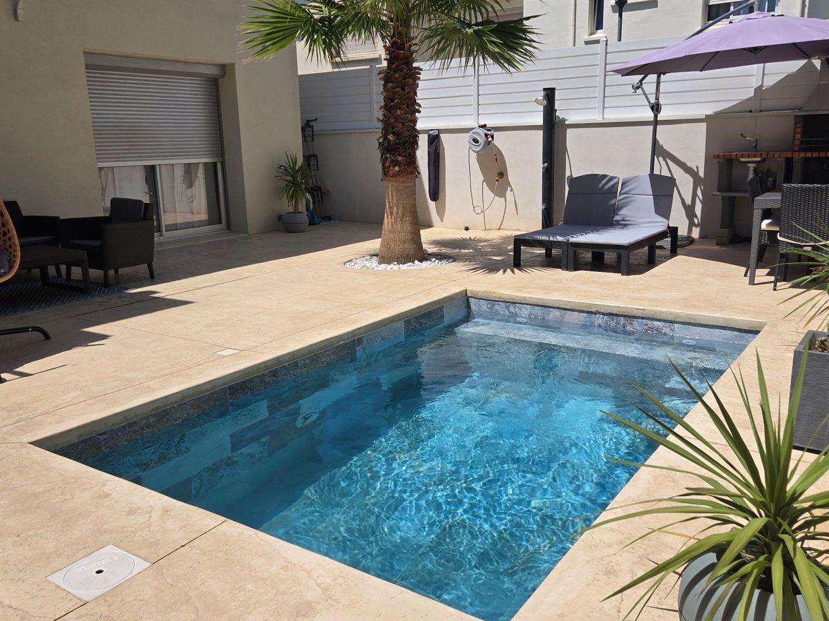 Photo de Maison avec piscine à louer – Disponible en août