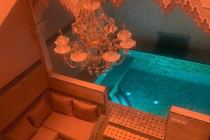 Riyad piscine intérieur privée dans un village au cœur de marrakech