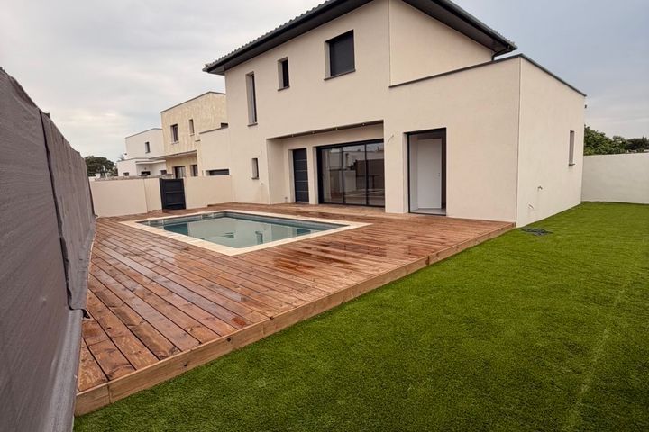 Villa avec piscine privée à Saint-Gilles – Idéale pour des vacances en famille ou entre amis