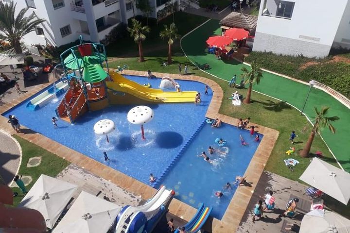 jolie appartement avec piscine et pied dans l'eau 