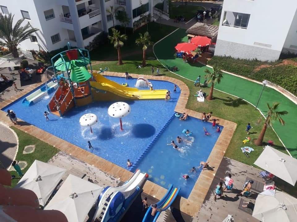 Photo de jolie appartement avec piscine et pied dans l'eau 