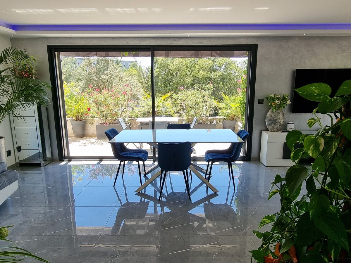 Photo de Agréable maison avec jardin et terrasses privés
