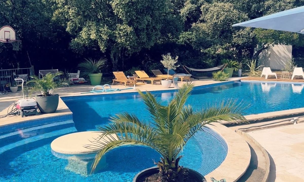 Photo de maison avec une grande piscine