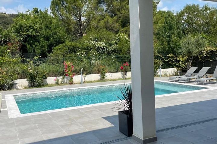 Villa spacieuse avec piscine