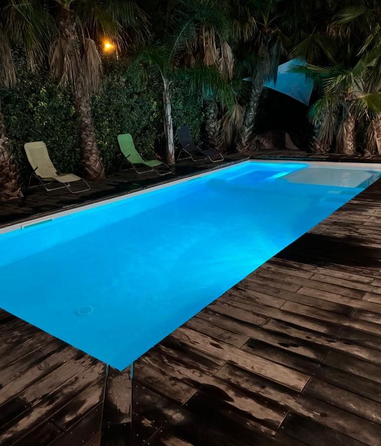 Photo de Villa piscine privée pour 14 personnes, quartier chic.