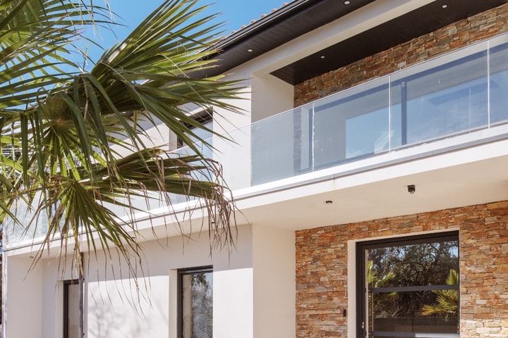 grande villa contemporaine dans le sud avec piscine 